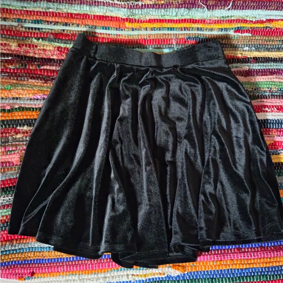 Hot Topic Black Velvet skirt/top set with White Collar - Picture 6 of 9